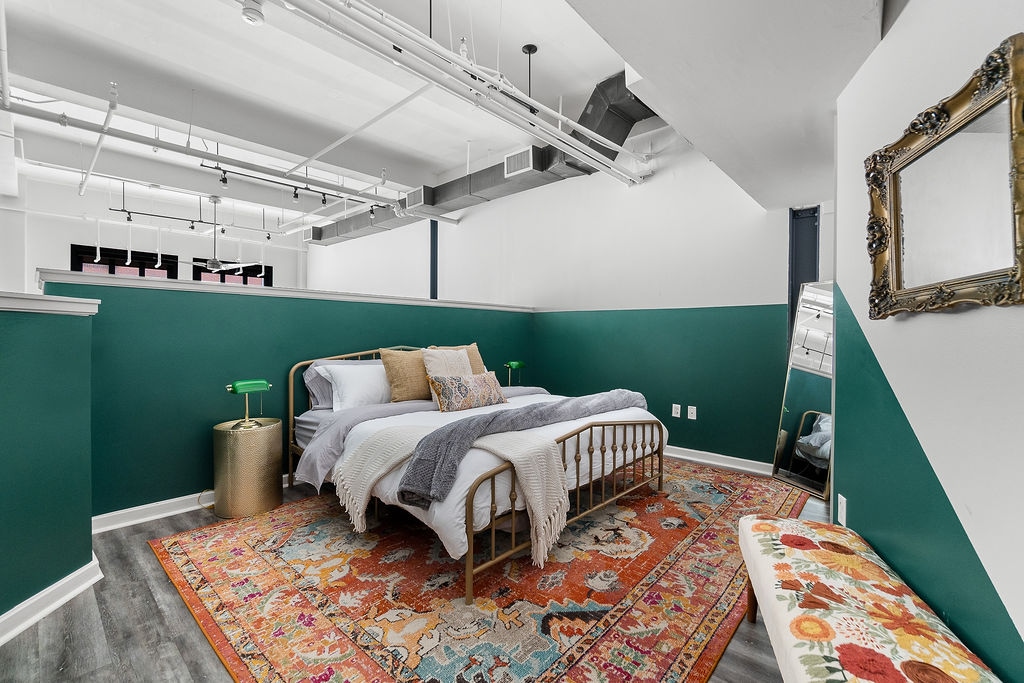 Დატკბით ფართო და ლამაზად მოწყობილი საძინებლით მყუდრო საწოლითა და ძლიერი აქცენტებით.