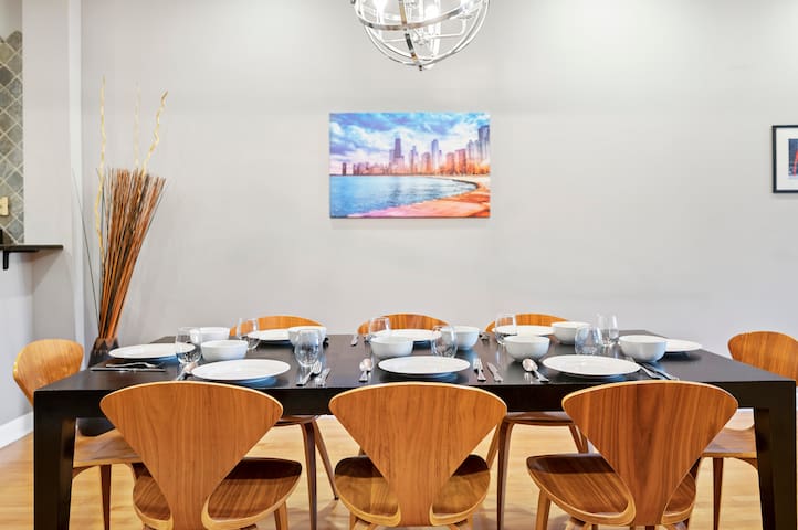 Luxurious River North 3BR/2BA- Free Onsite Parking gallery image 3