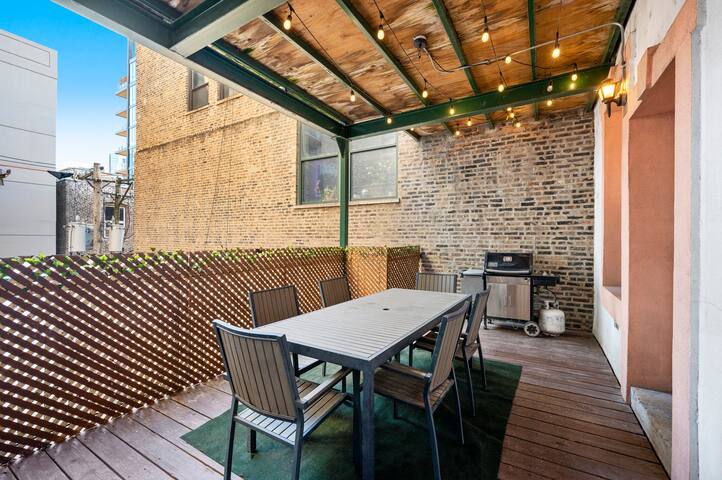 Luxurious River North 3BR/2BA- Free Onsite Parking gallery image 5