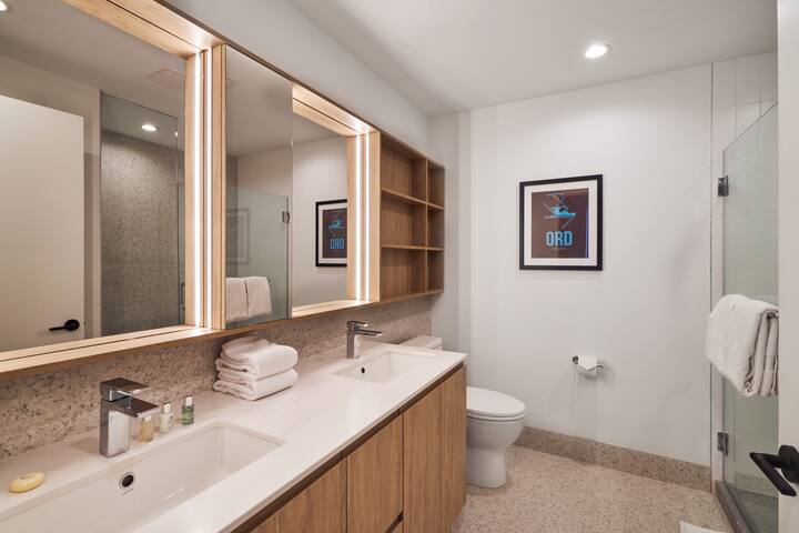 Level River North-Luxury Corner Two Bedroom Suite gallery image 5