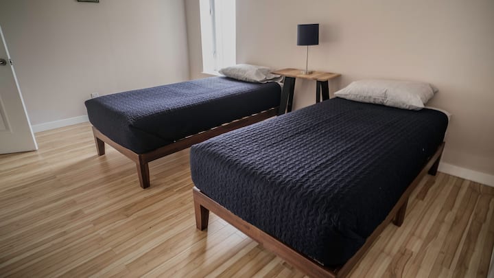 Спална соба со два брачни кревета.