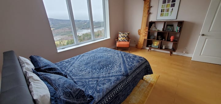 Спална соба 2 - брачен кревет (широк 150-179 см), плакари и прекрасен поглед. 