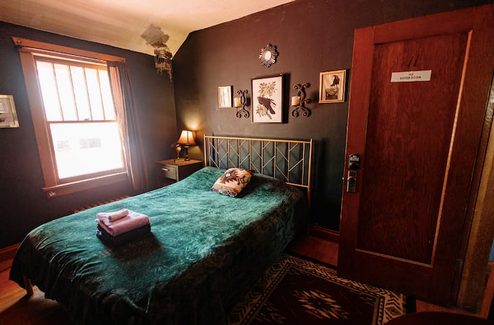 进入The Raven Room