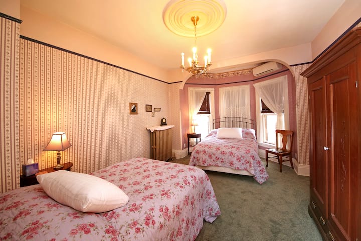 Една стая в Ramage Suite с 2 легла в пълен размер