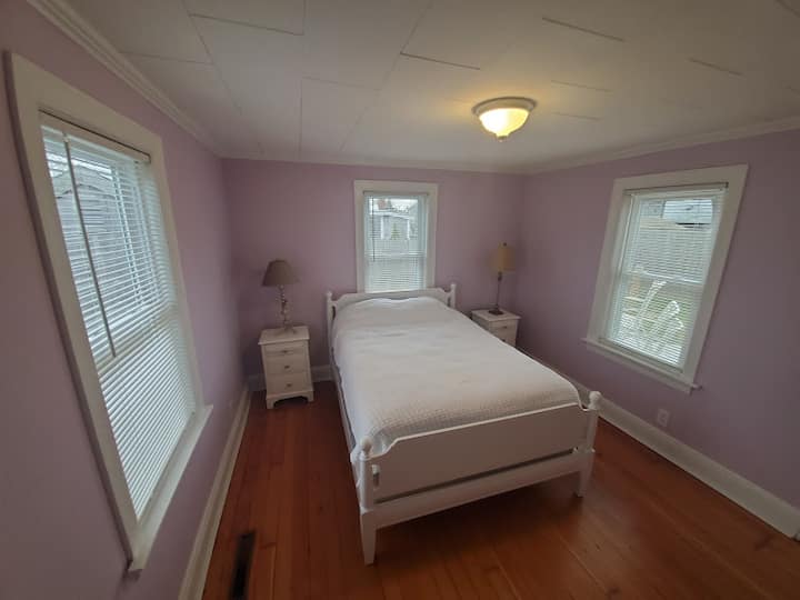 חדר שינה סגול (קומה ראשונה)