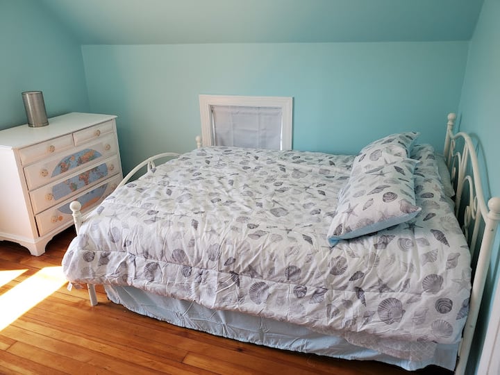 חדר שינה כחול (קומה שנייה)