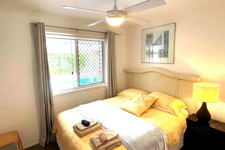 מיטת קווין עם 
קיר, טלוויזיה חכמה בגודל 40אינץ ',
מאוורר תקרה, 
מובנה עם 2 דלתות מראות, 
משקיף על אזור הבריכה
(מול חדר רחצה ראשי ושירותים נפרדים)