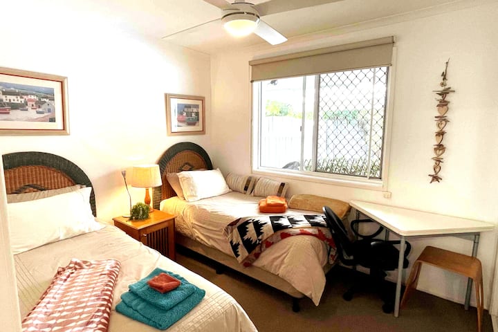 חדר שינה זוגי עם מאוורר תקרה
מובנה עם 2 דלתות מראות, 
המשקיף על אזור הבריכה
ניתן לקפל את השולחן המשולש כדי להכפיל את הגודל (כיכר)