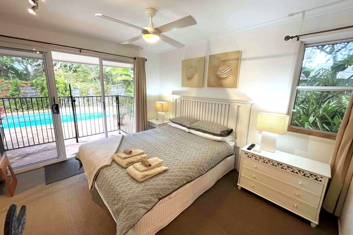 חדר שינה ראשי עם גישה לבריכה (מגודרת לביטחון ילדים).
גישה למפלס צמוד. 
דלתות וחלונות של מסך 'CrimSafe '( כך שתוכלו להשאיר דלתות זכוכית פתוחות מחוץ לבית
מובנה עם 3 דלתות מראות
מאוורר תקרת טלוויזיה חכמה בגודל 40אינץ'

