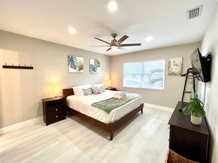 Spálňa č.2 je veľmi priestranná a má manželskú posteľ veľkosti King s výhľadom na pobrežie.  43-palcováinteligentná HDTV so streamovaním Roku.  Spálňa je prepojená so súkromným brlohom, ktoré obsahuje poschodové postele s dvoma oddelenými posteľami.