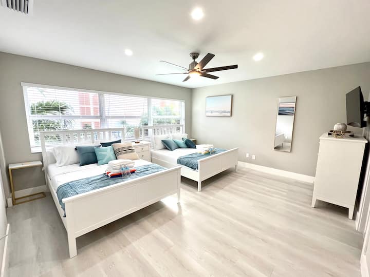 Spálňa č.1 je veľmi priestranná s 2 manželskými posteľami s výhľadom na pobrežie. Všetko v tejto miestnosti je úplne nové vrátane matracov z pamäťovej peny, všetkého nábytku z masívneho dreva a 43-palcovej inteligentnej HDTV so streamovaním Roku.