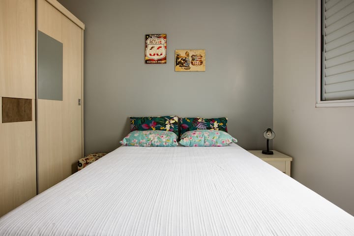 Ტანსაცმლის სათავსო ორივე საძინებელში საკიდებით