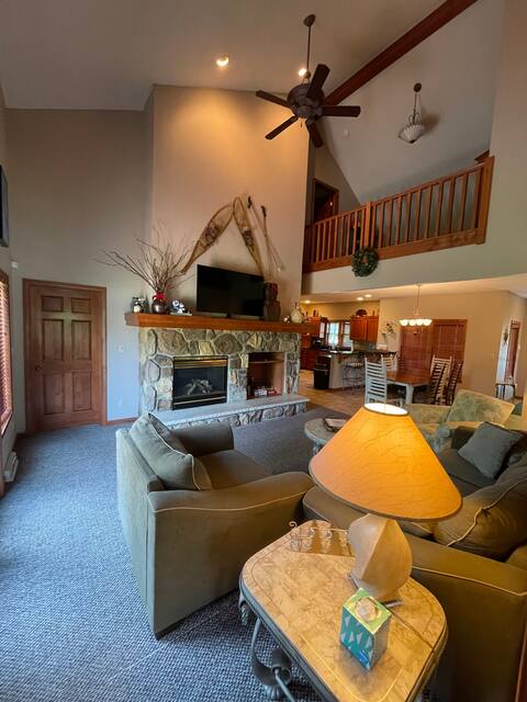 8409PEAK SLOPE SIDE, IN/OUT,GOLF,SKI LIFT8,FIREPIT