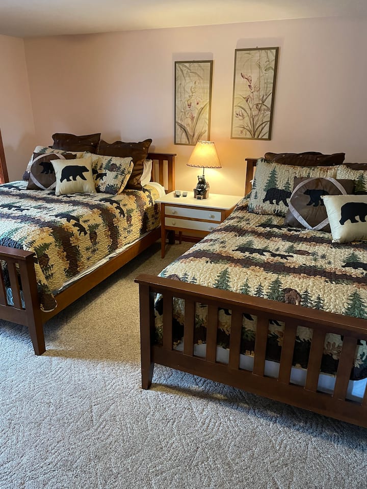 Kelder 2 queensize bedden  met raam met uitzicht op lift 8