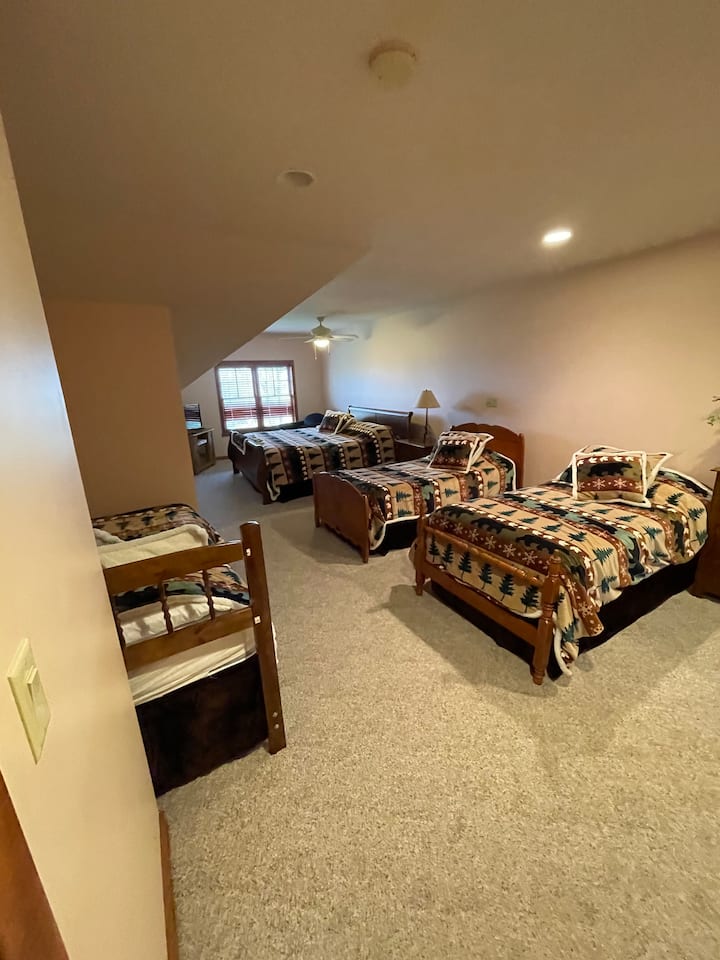 2e verdieping  3 eenpersoonsbedden en 1 kingsize bed met complete badkamer
Het raam kijkt uit naar  Lift 8