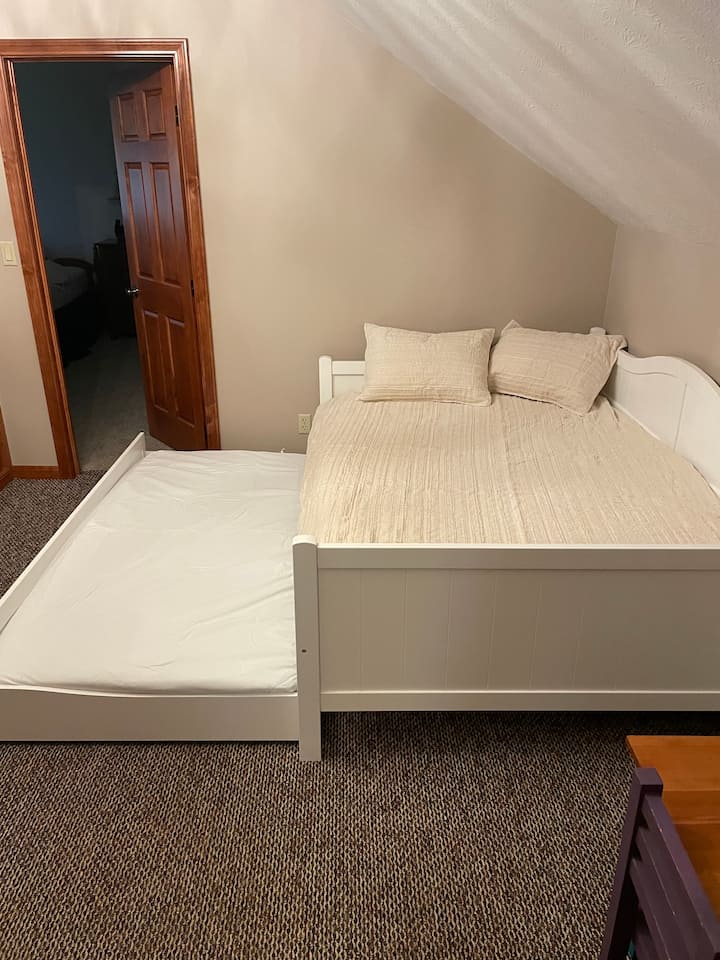 Ligbed op de loft op de 2e verdieping
Vol op de top .. Twin Bottom
Naast kamer met 4 bedden