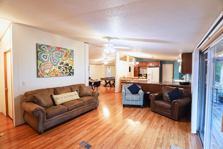 Obývacia izba sa otvára na zadnú terasu , kuchyňu a herňu! 65-palcová televízia s televízorom YouTube a Netflixom