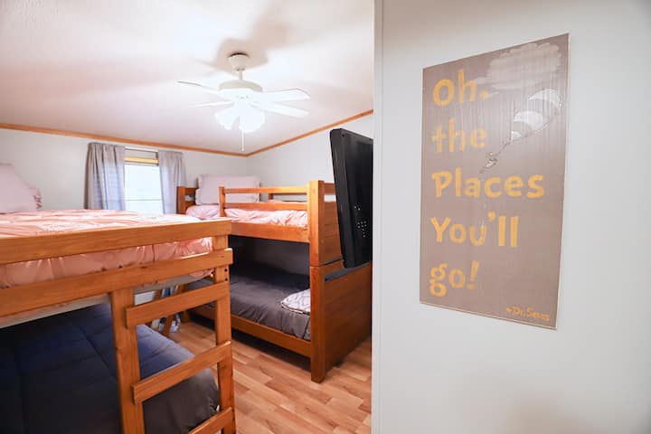 Poschodová izba - 4 jednolôžkové lôžka! Hračky v tejto izbe.