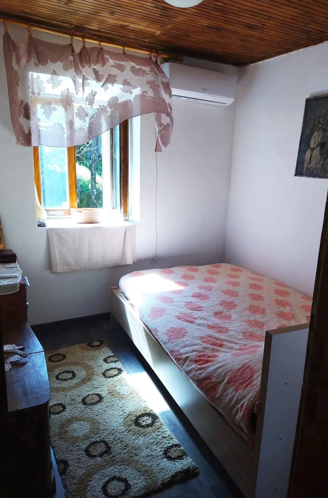 חדר שינה 1. מיטת קווין סייז, לשני אורחים. מזגן בחדר.