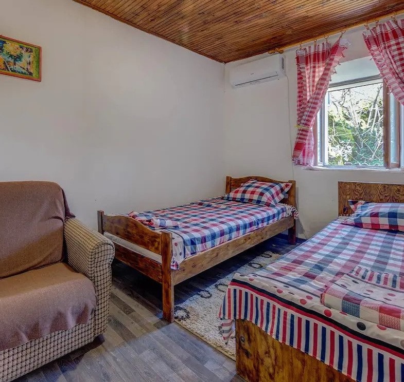 חדר שינה 2. שתי מיטות יחיד, לשני אורחים. מזגן בחדר.