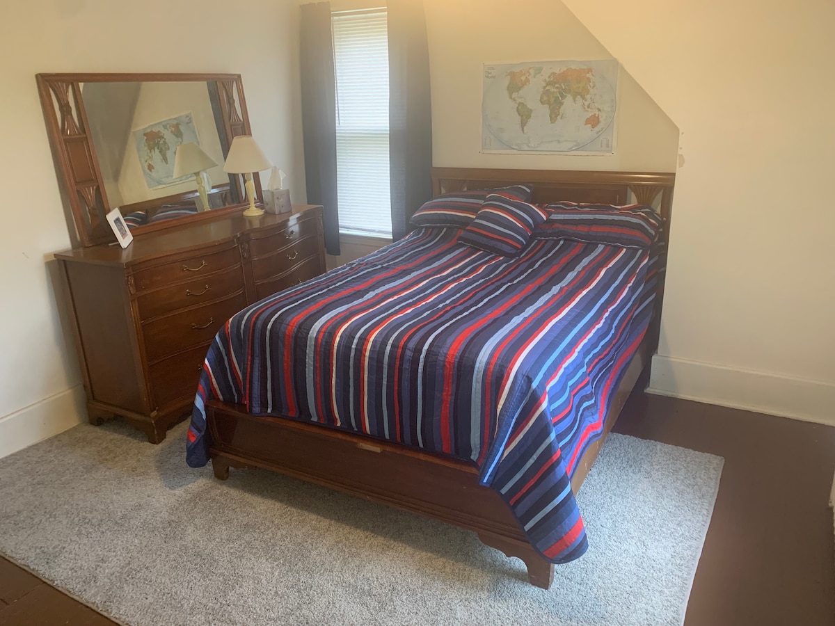 เดินผ่านห้องนอนพร้อมเตียงเต็มรูปแบบ