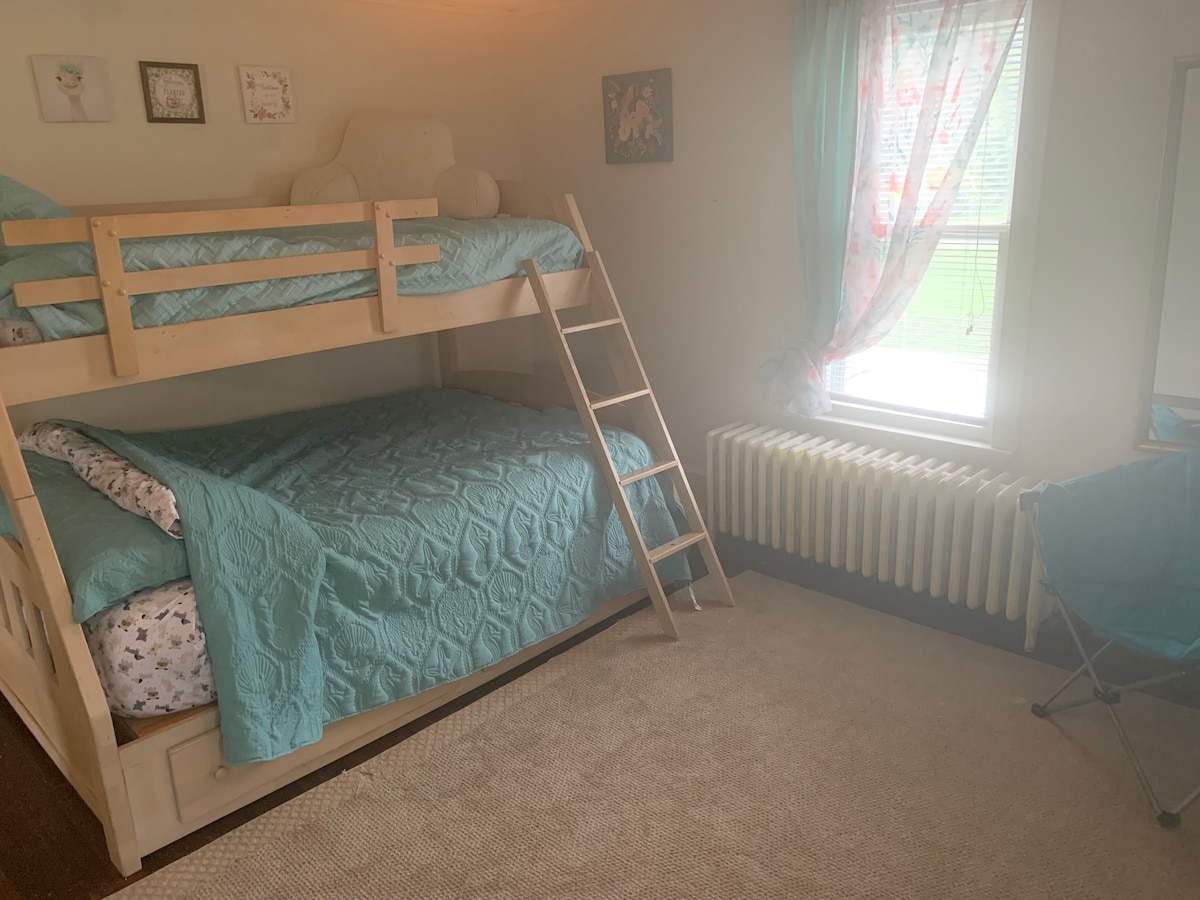 ห้องนอนเด็กพร้อมเตียงสองชั้นขนาดใหญ่และเตียงแฝด