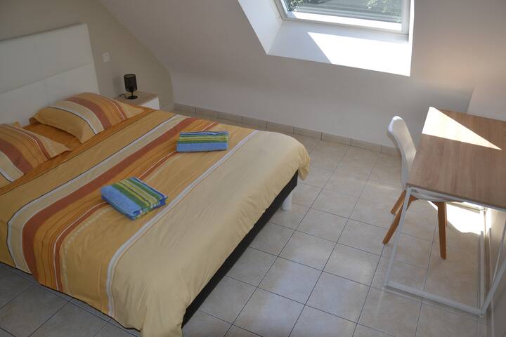 Двойна спалня 3 - 2 нощни шкафчета - 1 офис - 1 стол - 1 голяма съблекалня 