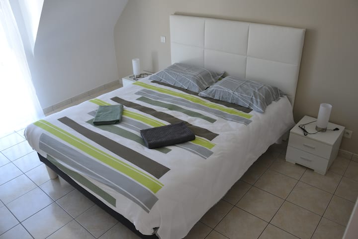 Двойна спалня 2 - 2 нощни шкафчета - 2 стола - 1 голяма съблекалня 