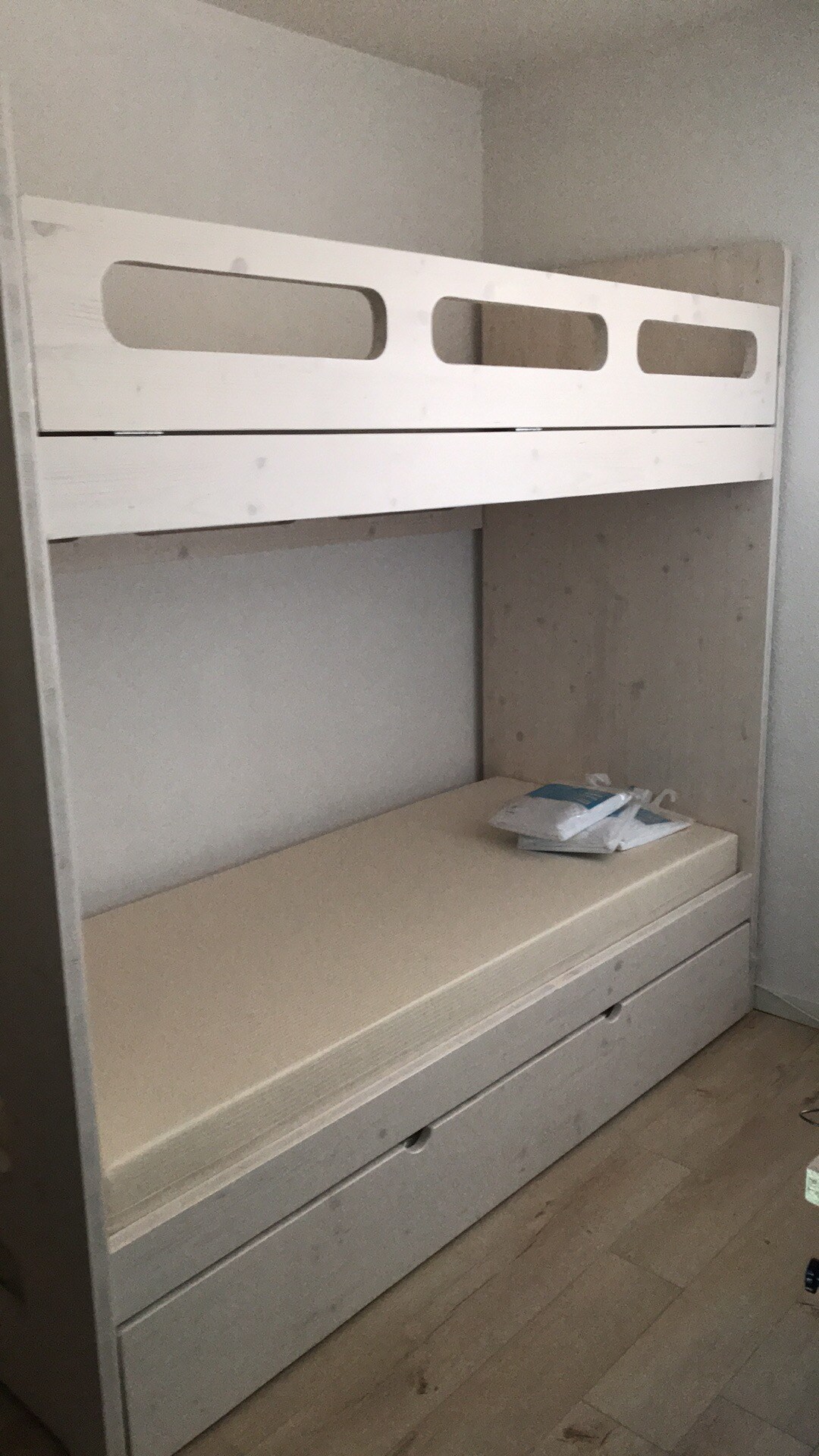 Slaapkamer 2 met uitschuifbare stapelbedden (queen size onderaan en 80 cm aan de bovenkant.