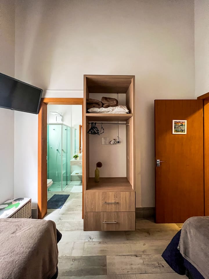 带电视的单人床套房 