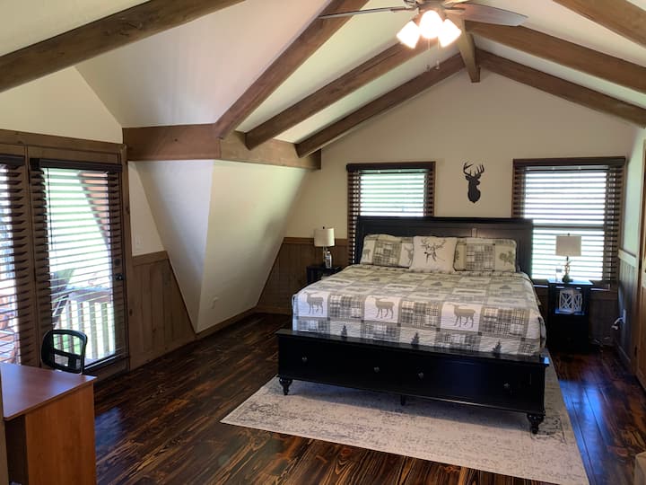 Master chumba cha kulala mfalme ukubwa kitanda na balcony binafsi 