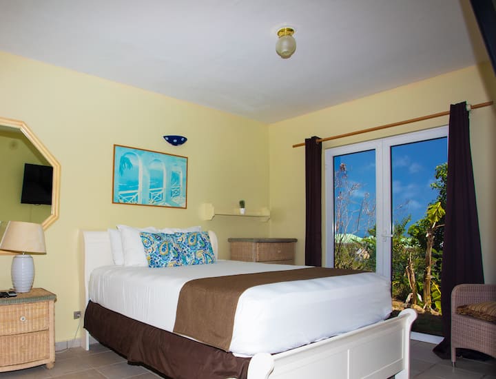 Двойна спалня с изглед към градината. Климатизиран/голям телевизор