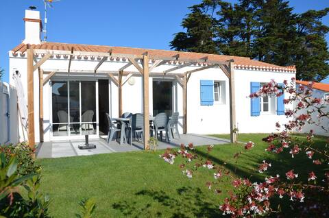 Popular Airbnb listing: Villa 8 pers. 200 m from the sea l'Epine (Noirmoutier) in L'épine