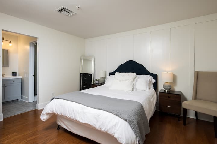 Quarto com cama queen size