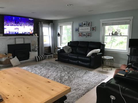 Lakefront newly remodeled home / all the perks