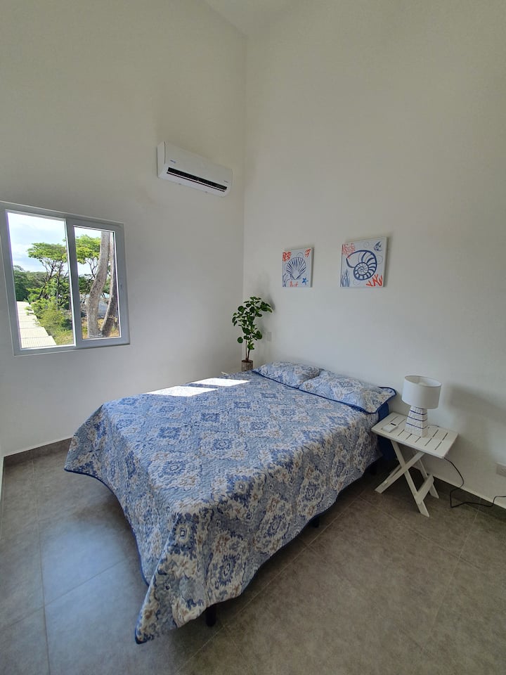 Druga spavaća soba sa zajedničkom kupaonicom. 