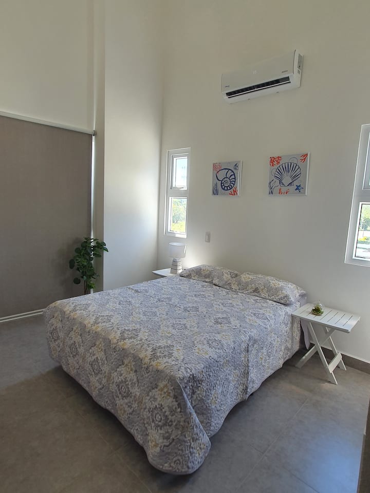 Glavna spavaća soba s privatnom kupaonicom. 