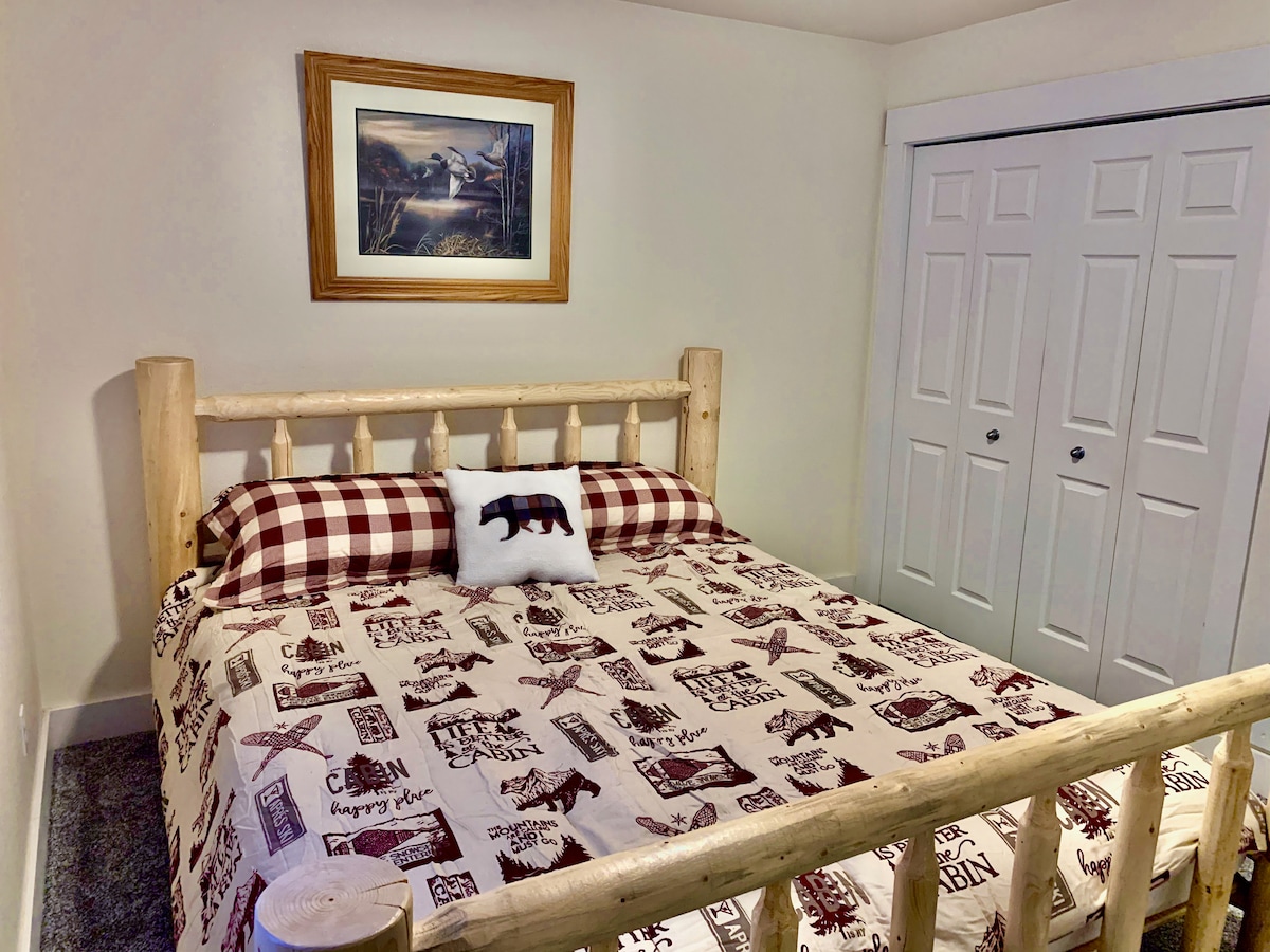 Spálňa 1 má manželskú posteľ. 