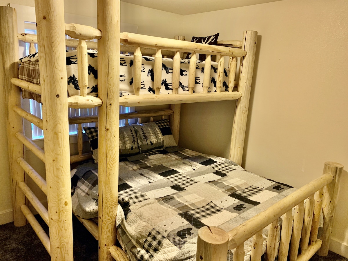 Spálňa 2 má jednolôžkovú, na mieru vyrobenú posteľ. 