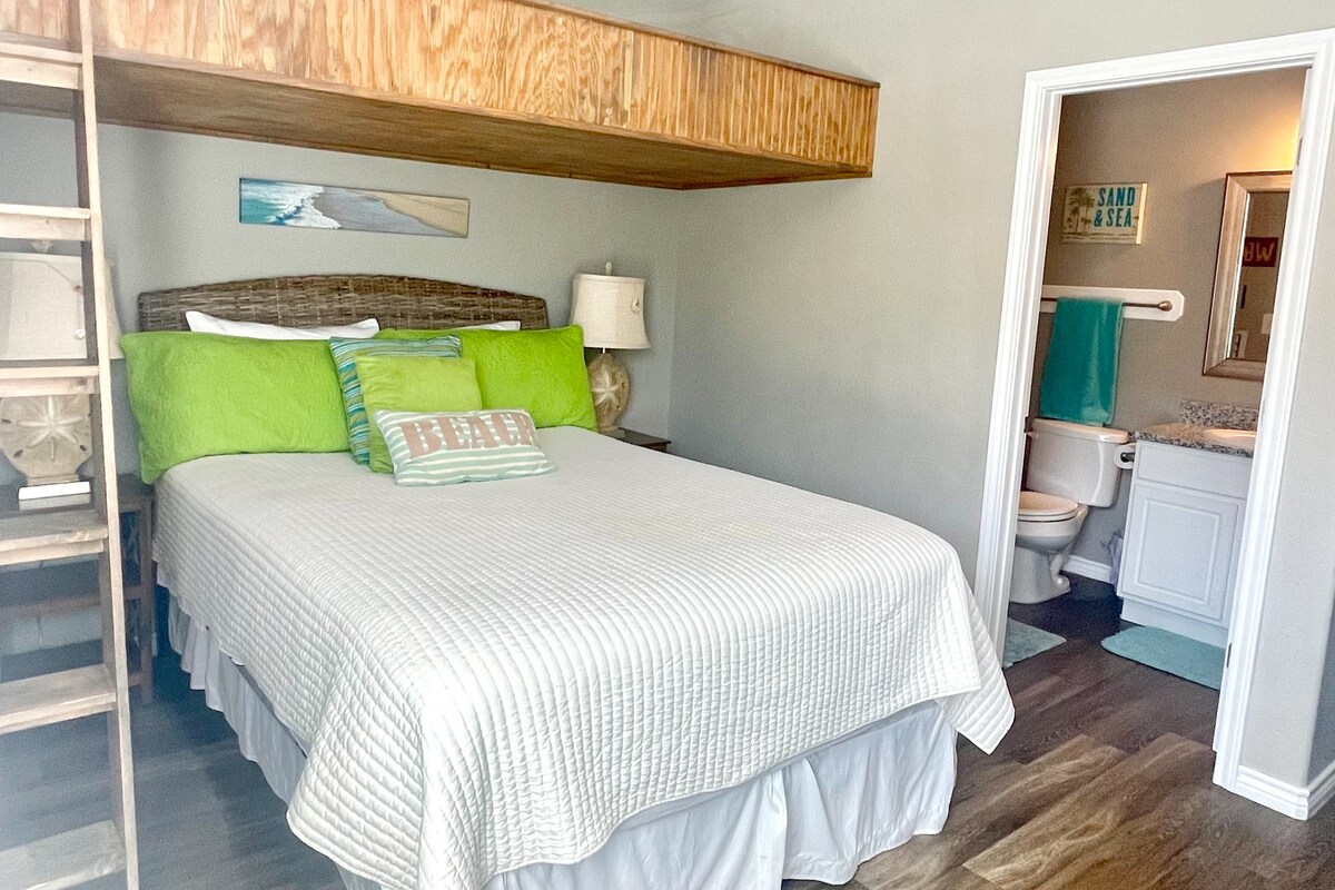 Chambre numéro 2 avec un lit queen size et un lit superposé qui a deux matelas jumeaux. Cette chambre est également située au premier étage