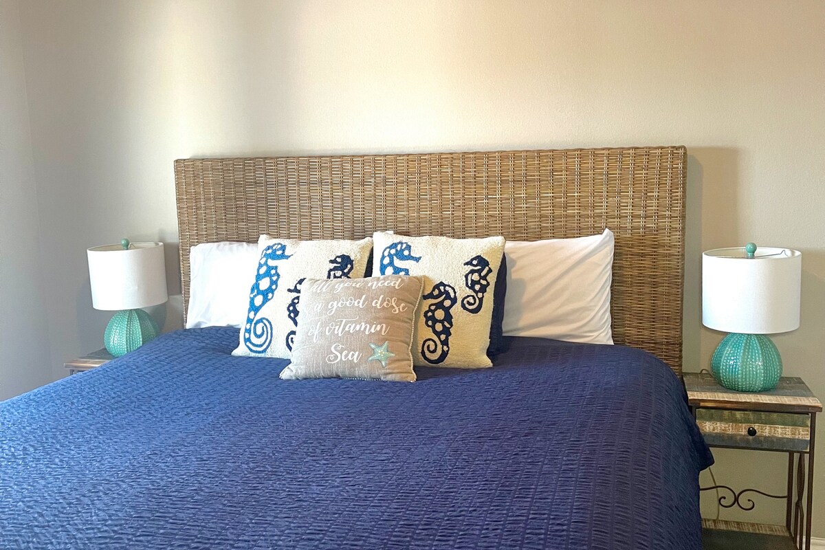 Chambre principale avec lit King Size et télévision montée sur le mur.  Cette chambre est située au premier étage
