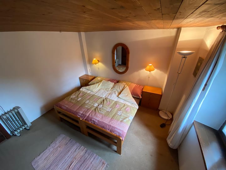 Dhoma e gjumit ngjyrë kafe kati i dytë (dhoma 24)