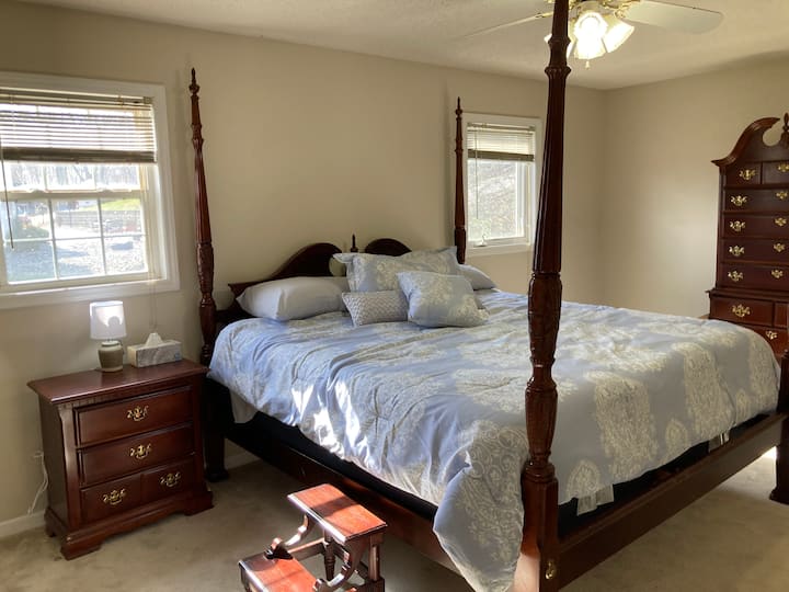 Dhomë gjumi kryesore me shumë hapësirë për rroba etj.