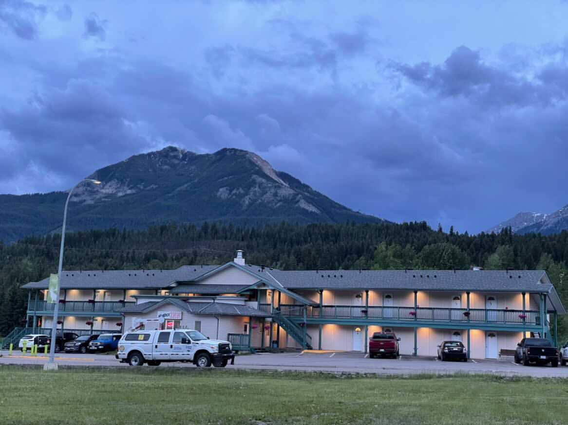 HI ROCK INN 2 Queen Beds Hotels for Rent in Elkford, British