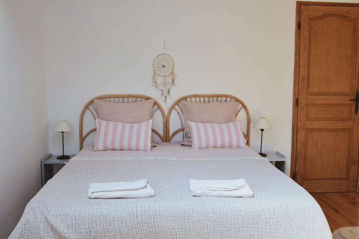 2.º piso - Habitación 2 (cama doble de 160 que se puede separar en 2 camas individuales).
El baño y el inodoro privados en 2 habitaciones separadas. 