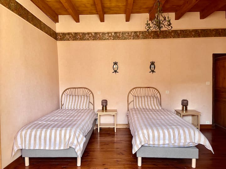 Habitación 8, en modo camas separadas.