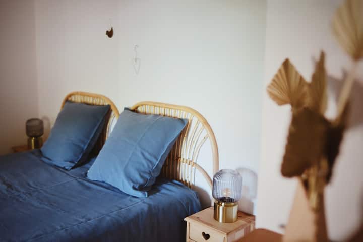 2.º piso - Dormitorio 1 (cama doble de 140 que no se separa) Cuarto de baño con ducha y WC privados.