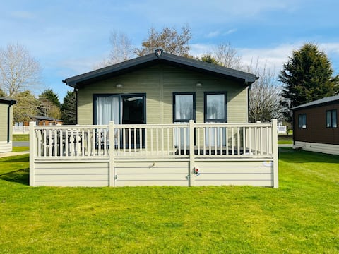 The Audley Lodge with Hot Tub