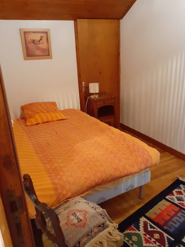 Chambre 2  à l'étage, lit 130cm