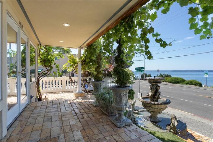 Seattle Waterfront Luxury View Villa on the Beach! gallery image 3